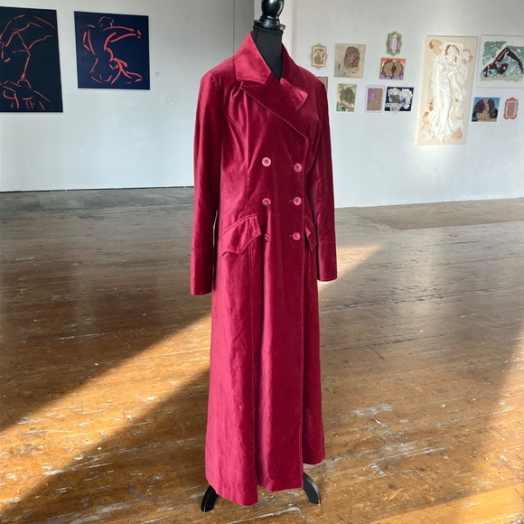 Burgundy velvet full length trenchcoat - Picture 4 of 13